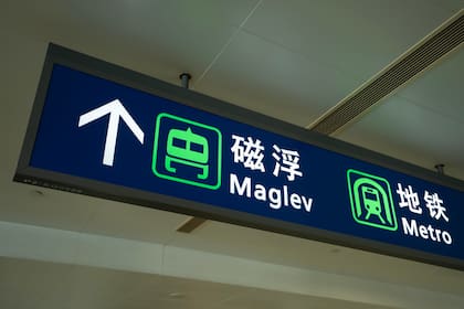 China tiene cuatro líneas de tren de levitación magnética (maglev) en funcionamiento; Corea del Sur tiene dos; Japón, el pionero, tiene una en uso y otra cuya construcción está muy demorada