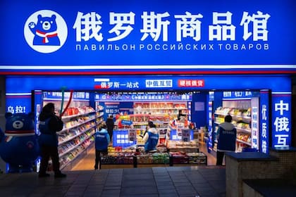 China tiene estrechos vínculos económicos con Rusia, como puede verse en esta tienda de productos rusos en el municipio chino de Chongqing.