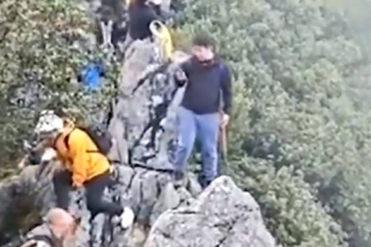 China: un turista cayó de un acantilado a 40 metros de altura mientras intentaba sacarse una selfie
