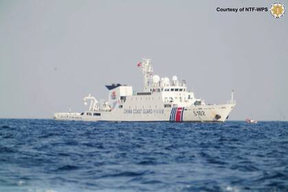 China y Filipinas usan sus banderas para defender reclamos opuestos en el mar de China Meridional