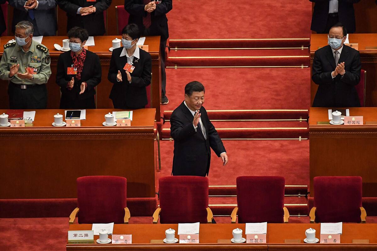 Chinese President Xi Jinping (C) arrives for the opening session of the Chinese People's Political Consultative Conference (CPPCC) at the Great Hall of the People in Beijing on May 21, 2020. (Photo by Leo RAMIREZ / A