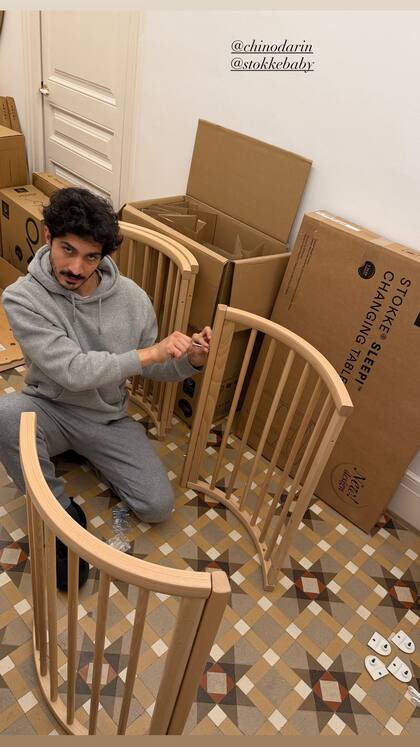 Chino Darín mientras prepara la cuna para su bebé