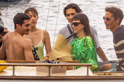 Chino Darín y Ursula Corberó no estuvieron solos en Ibiza. La pareja estuvo acompañada por algunos amigos actores, entre ellos el uruguayo Enzo Vogrincic (La sociedad de la nieve), el español Arón Piper (Élite) y la española Greta Fernández (La hija de un ladrón), con quienes disfrutaron de una tarde de navegación por las aguas turquesas que rodean a la isla española