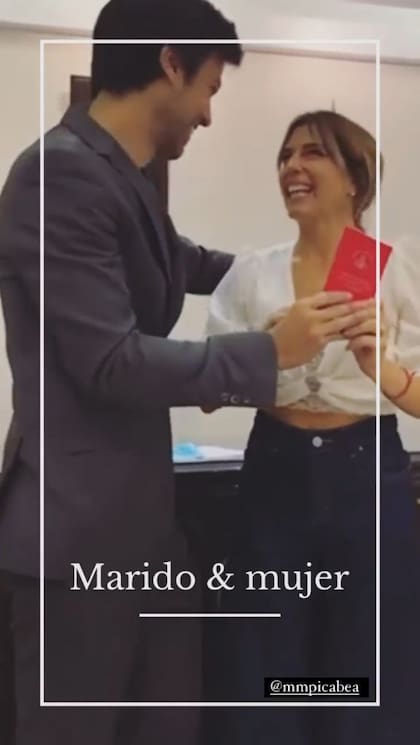 Chino Leunis junto a su esposa, en el registro civil