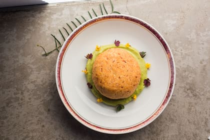 Chipá relleno de bondiola, con crema de palta y oxalis, un hit de la casa.