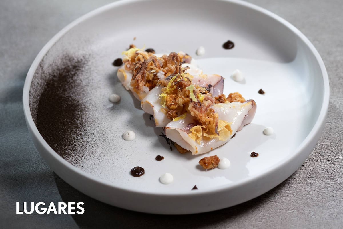 Chipirones a la plancha sobre un crocante de ajo, nueces y enebro, un clásico del restaurante Crizia