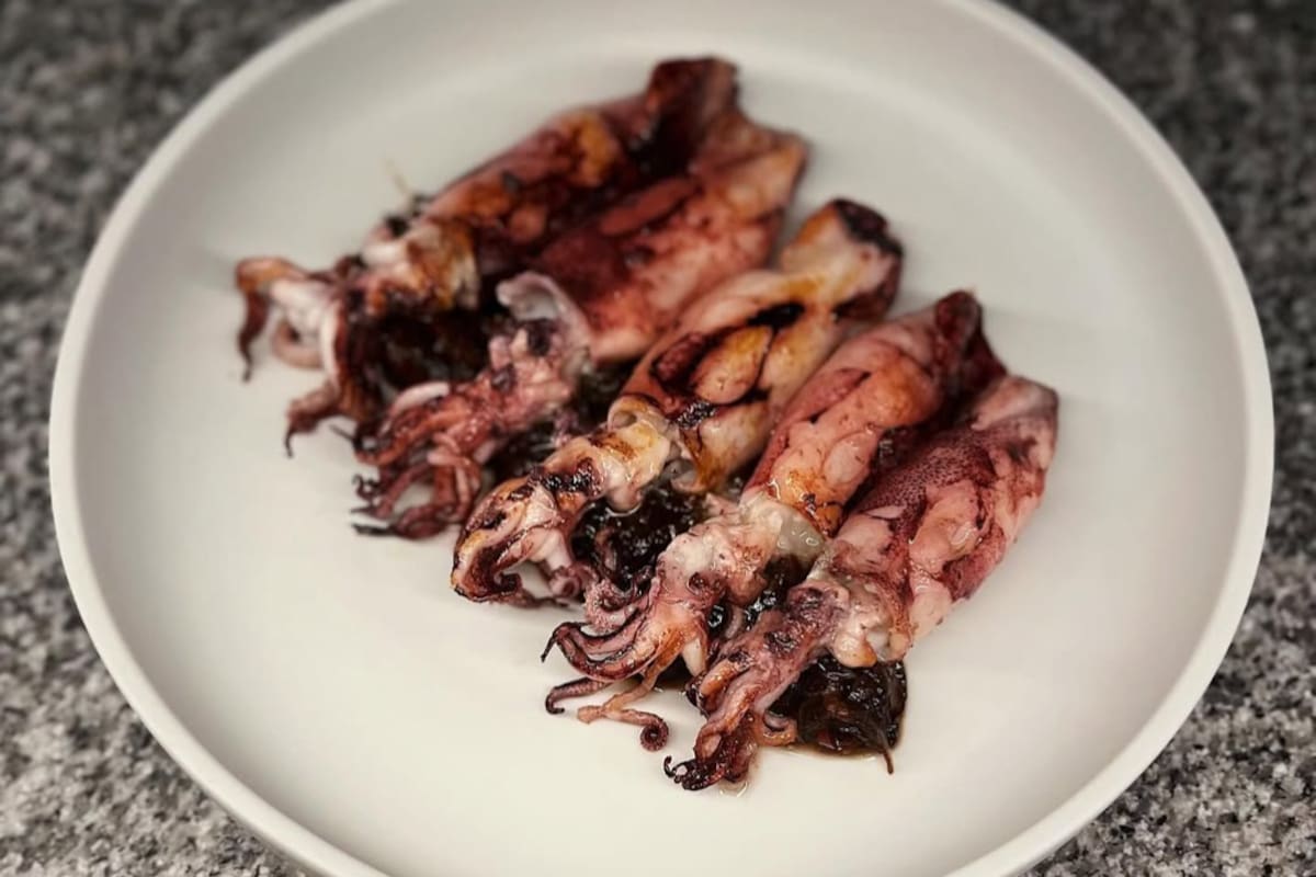 Chipirones con sofrito de tinta y Nduja, la propuesta de Ultramarinos