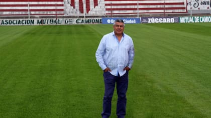Chiqui Tapia en la cancha de Barracas Central