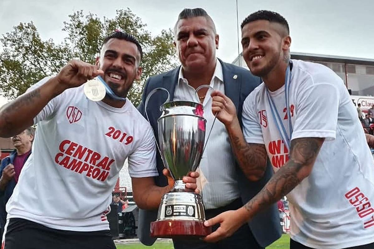 Chiqui Tapia, en la celebración del ascenso de Barracas Central a la B Nacional, en 2019, flanqueado por sus dos hijos: Matías e Iván