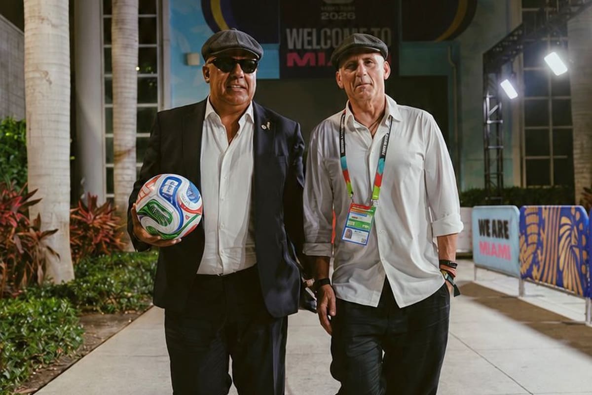 Chiqui Tapia en Miami tras el partido contra Cabo Verde con look "Peaky Blinders"