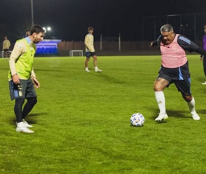 Chiqui Tapia, en un picado con los futbolistas de la selección argentina