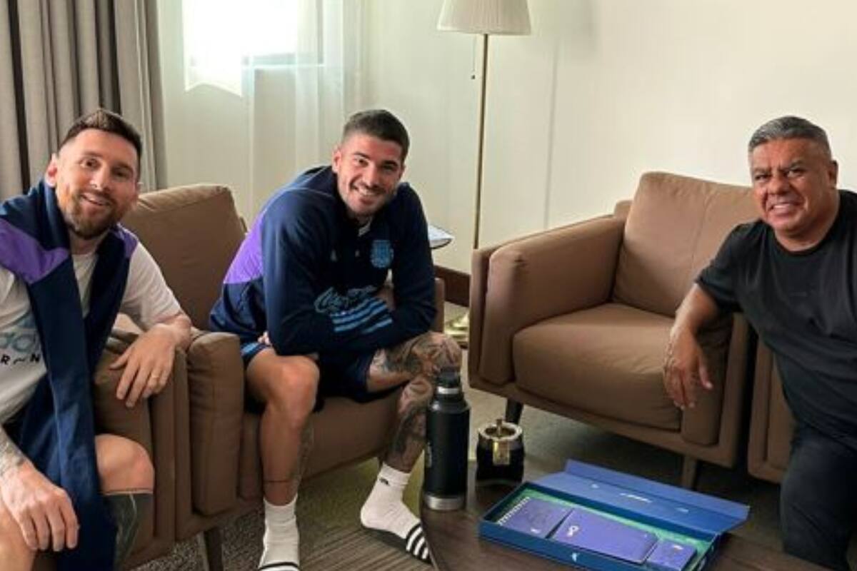Chiqui Tapia junto a Messi y De Paul, en la previa a la final del domingo ante Francia