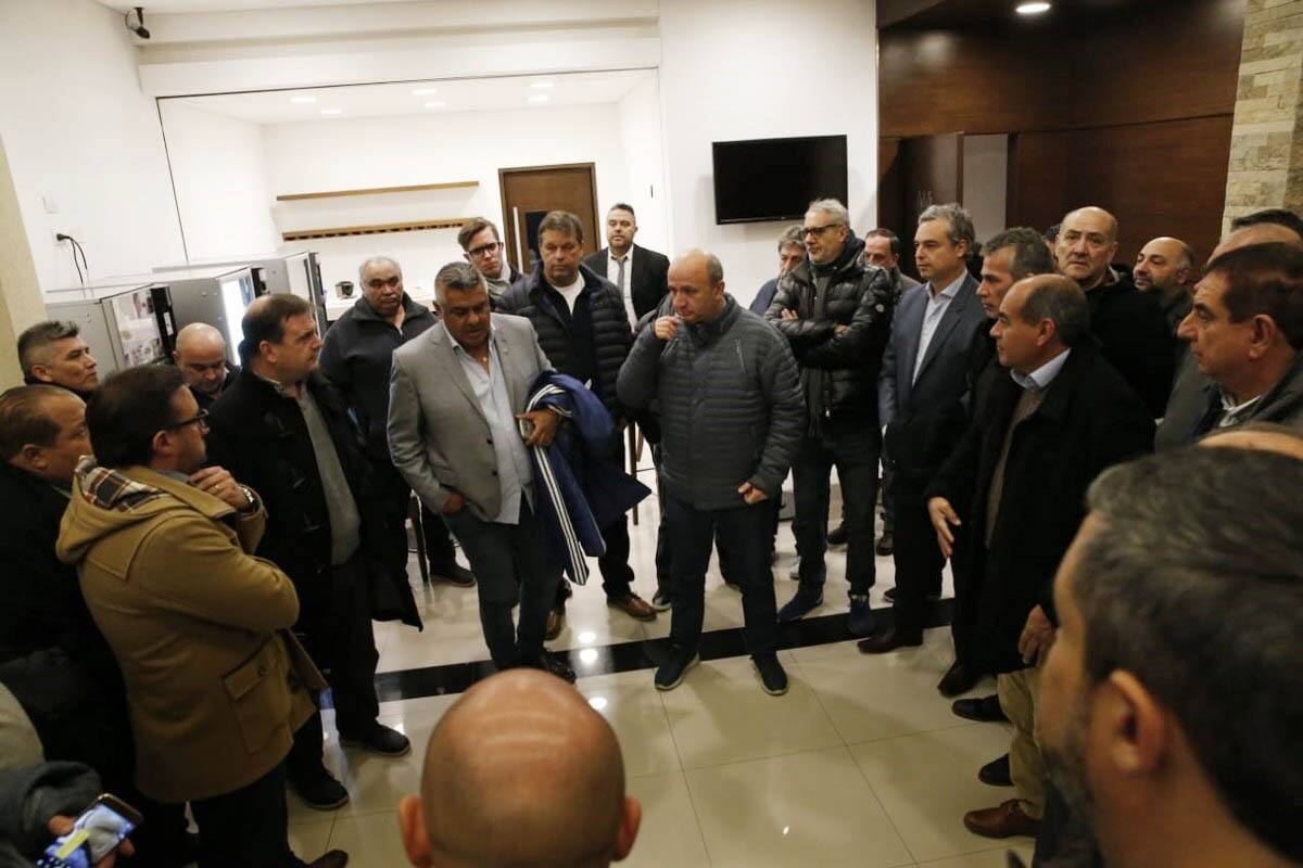 Chiqui Tapia llegó al país y fue recibido por dirigentes de Primera y el Ascenso que se acercaron a mostrar su apoyo