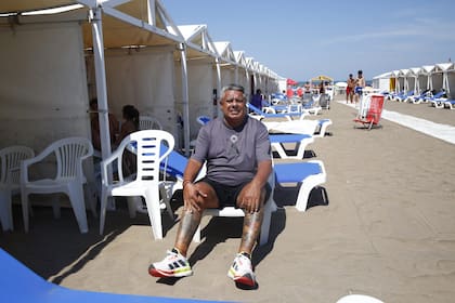 Chiqui Tapia posa para LA NACION en el Balneario 12 de Punta Mogotes, Mar del Plata