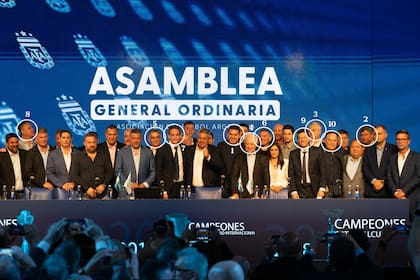 Chiqui Tapia, presidente de la AFA, rodeado por el comité ejecutivo