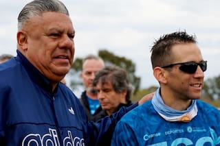 Chiqui Tapia reapareció tras el escándalo de la Supercopa Internacional y le entregó una placa a Nahuel Gallo