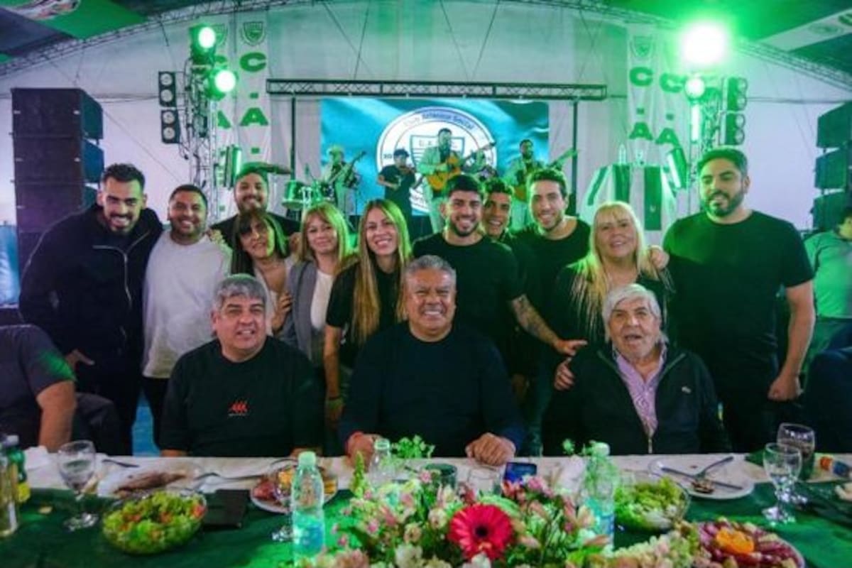 Chiqui Tapia sonríe en el centro, escoltado por Pablo y Hugo Moyano; los rodean hijos y nietos del líder sindical en el festejo de los 17 años del Club Camioneros