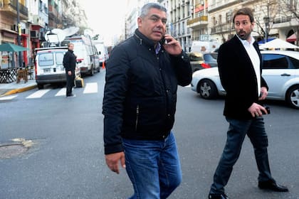 Chiqui Tapia y el hijo de Segura ayer en la puerta de AFA
