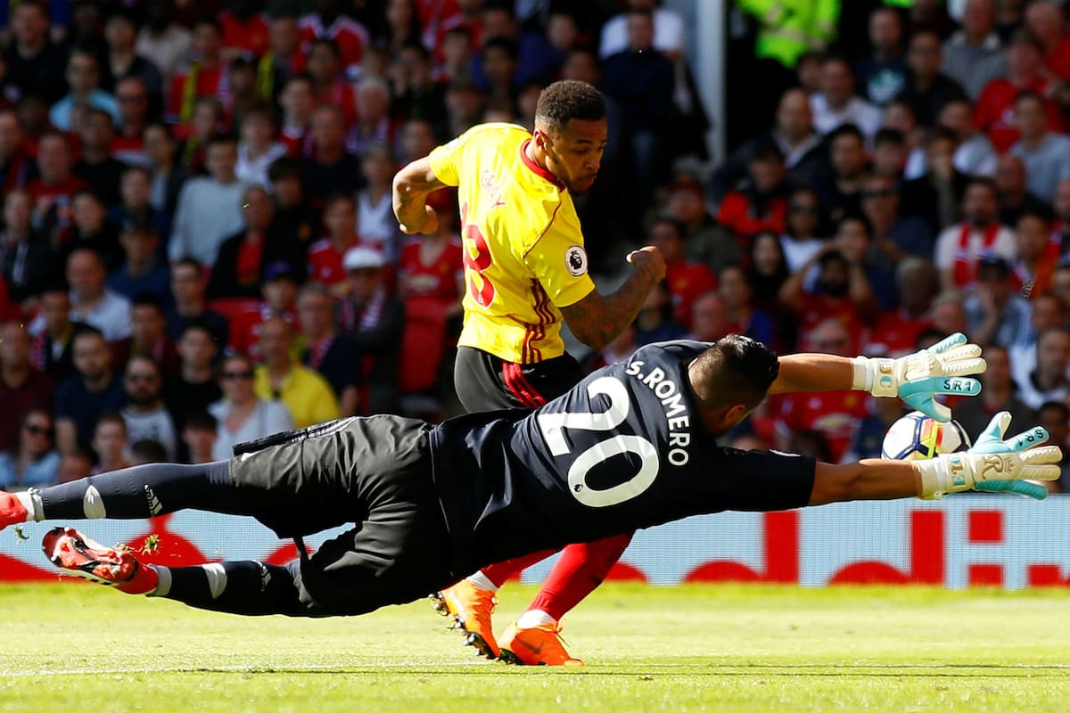 Chiquito Romero tapa el remate de Andre Gray