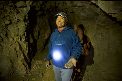 Chirino se la pasaba todo el día picando y sacando el mineral para afuera en unos carros