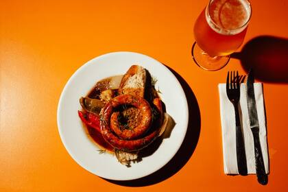 Chistorra, escalivada (ensalada de verduras asadas típica de Cataluña) y lonja de pan