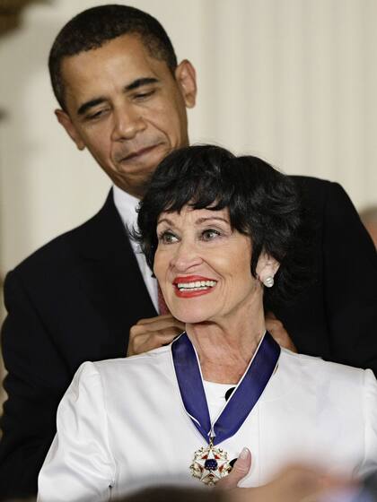 Chita Rivera recibió la Medalla Presidencial de la Libertad en 2009 de manos del presidente Barack Obama