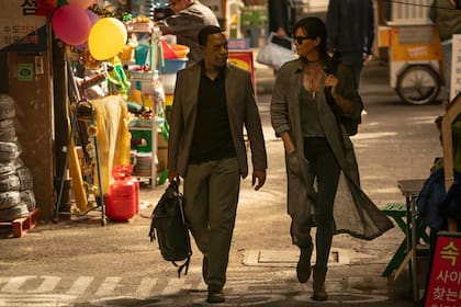Chiwetel Ejiofor y Charlize Theron, en una escena de La vieja guardia 2