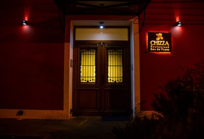 Chizza, de noche y cálidamente iluminada