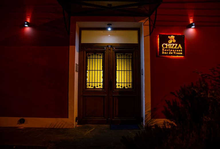 Chizza, de noche y cálidamente iluminada