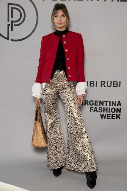Chloé Bello se animó a las estampas y al color en una noche marcada por el negro y el blanco