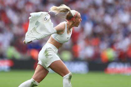 Chloe Kelly celebra tras anotar el segundo gol de Inglaterra ante Alemania en la final de la Eurocopa femenina, el domingo 31 de julio de 2022, en Londres. (AP Foto/Leila Coker)