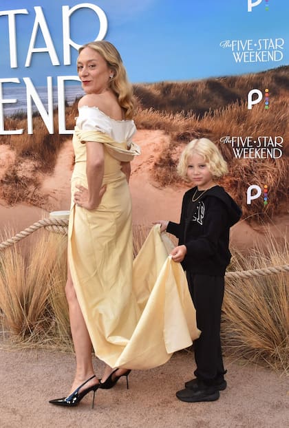 Chloë Sevigny asistió al estreno de The Five-Star Weekend acompañada por su hijo, Vanja Sevigny Mackovic, de cinco años. La actriz integra el elenco de la nueva serie de Peacock, un drama que sigue a una influencer gastronómica que reúne en una casa de playa a amigas de distintas etapas de su vida tras una tragedia personal