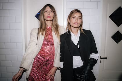 Chloé y Eva se mostraron cómplices durante la presentación de la colección de moda en un bar de Palermo.