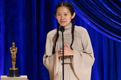 Chloé Zhao es la segunda mujer en la historia de los Oscar a quien se premia por su trabajo como directora
