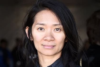 Chloé Zhao, nacida en China, formada en el Reino Unido y EE.UU., y dueña de una prometedora carrera como cineasta