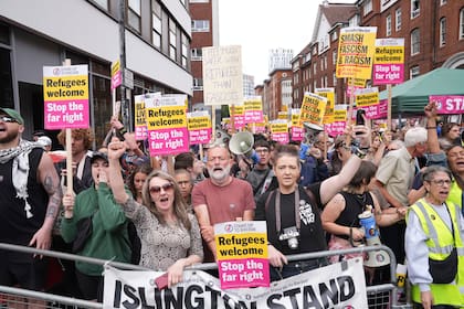 Chocan protestas rivales sobre migrantes y racismo frente a hotel que alberga migrantes en Londres