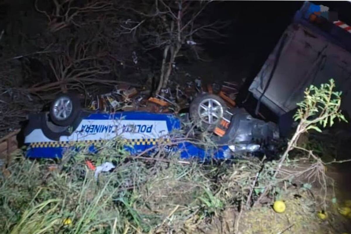 Chocaron contra un rodado policial y otros vehículos detenidos por un accidente previo y una mujer falleció.