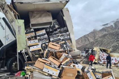 Chocaron dos camiones con cargamentos de bananas y carne en Mendoza