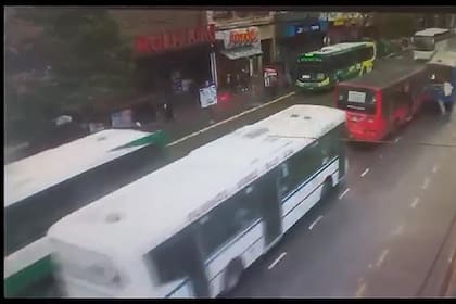 Chocaron dos colectivos y ocho pasajeros resultaron heridos