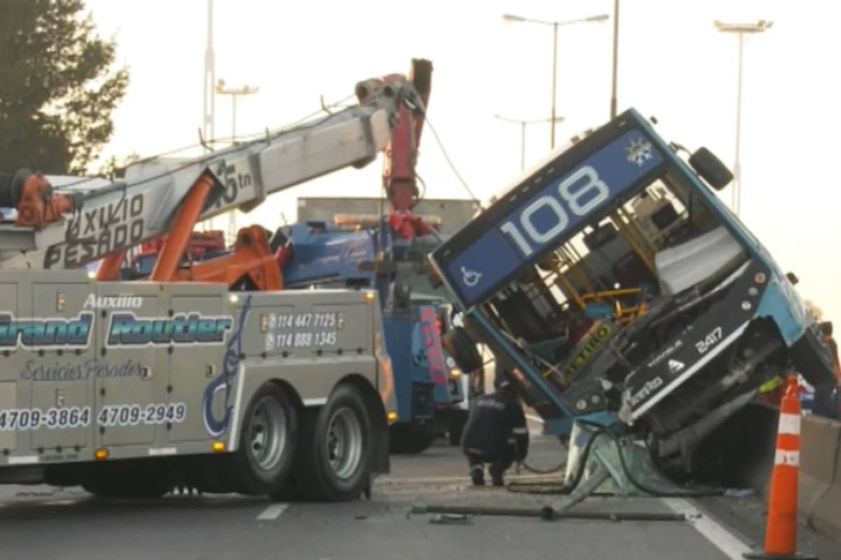 Chocaron un colectivo y un auto en la General Paz y hay corte total en ambas manos.