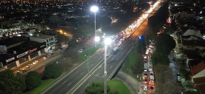 Chocaron un colectivo y un auto en la General Paz y hay corte total en ambas manos.
