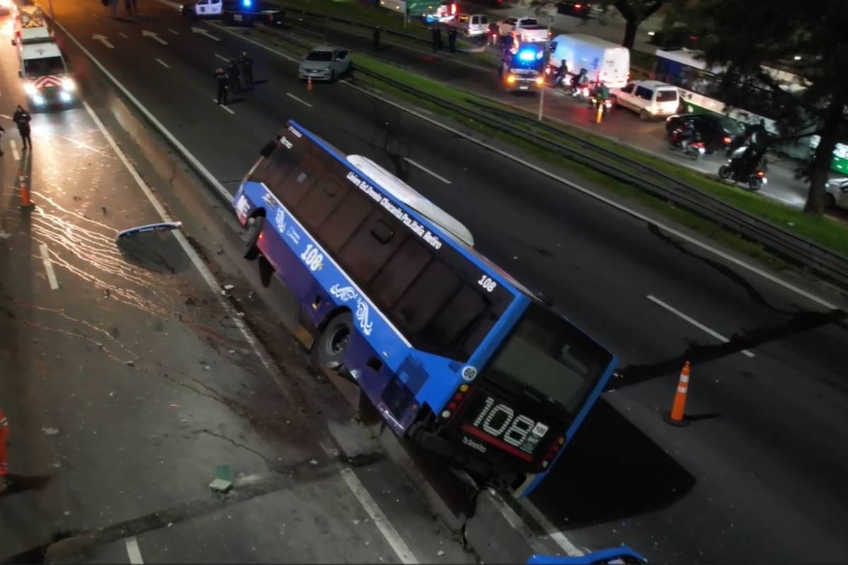 Chocaron un colectivo y un auto en la General Paz y hay corte total en ambas manos.