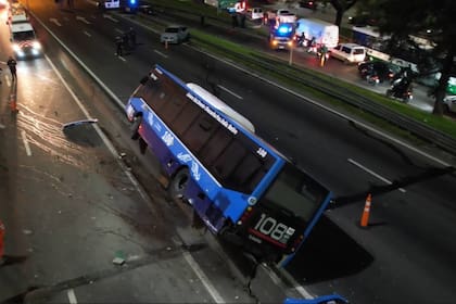 Chocaron un colectivo y un auto en la General Paz y hay corte total en ambas manos.