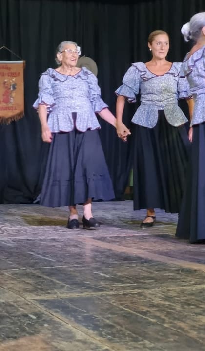 Chocha tiene una vida activa, camina 20 cuadras por día, baila folclore, se junta a jugar a las cartas con las amigas y de tanto en tanto hace trabajos de costura