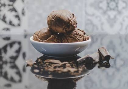 Helado de chocolate vegano, preparado con leche de almendras