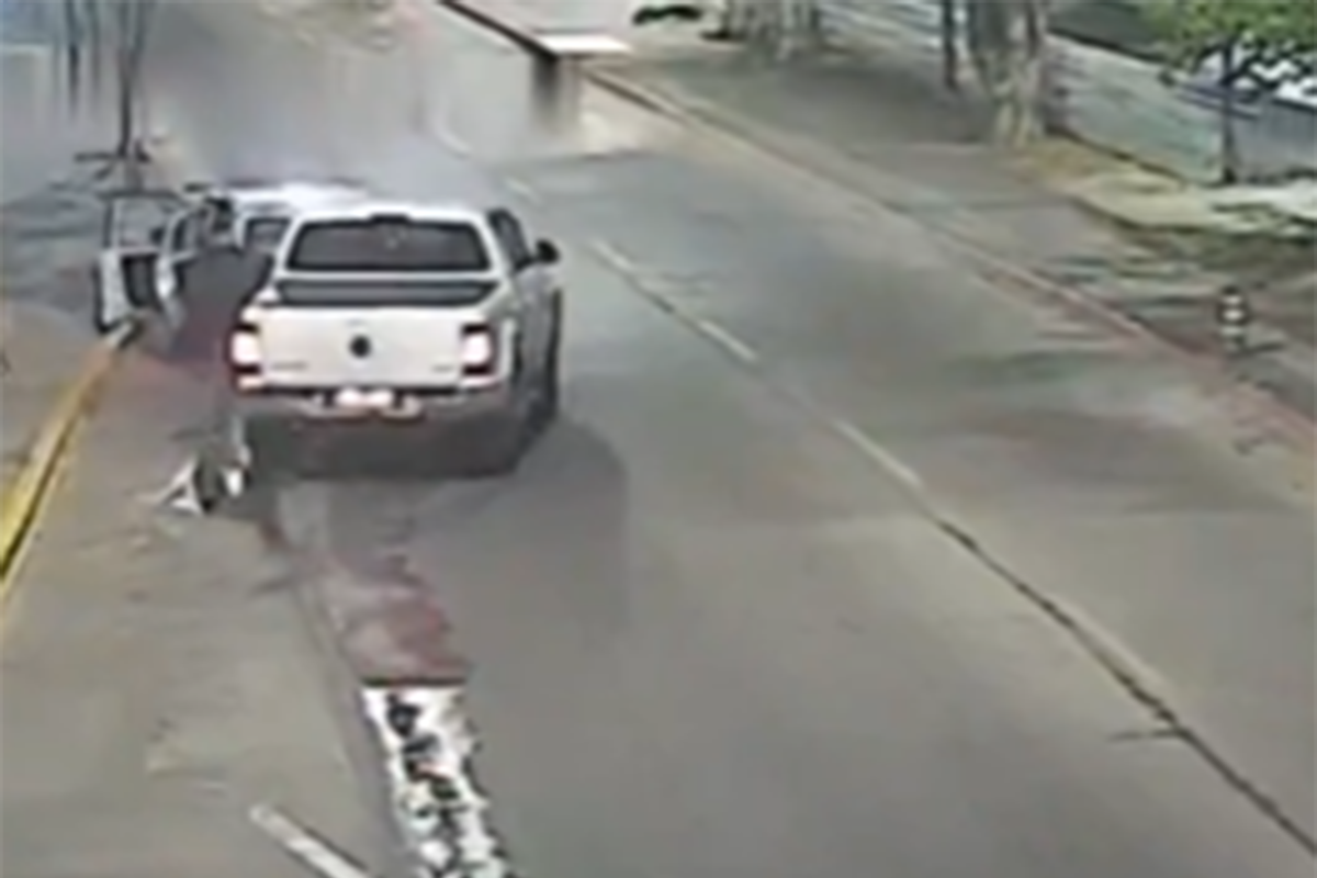 Chocó dos veces un auto, pese a que le dijeron que viajaba un bebé