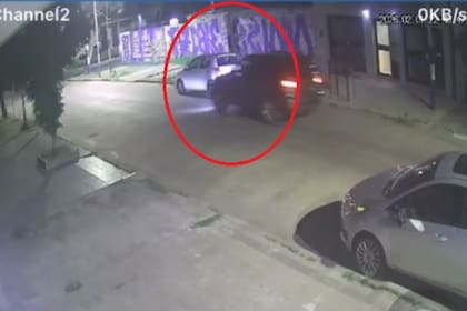 Chocó un auto estacionado y huyó, lo identificaron y se desató una feroz pelea.