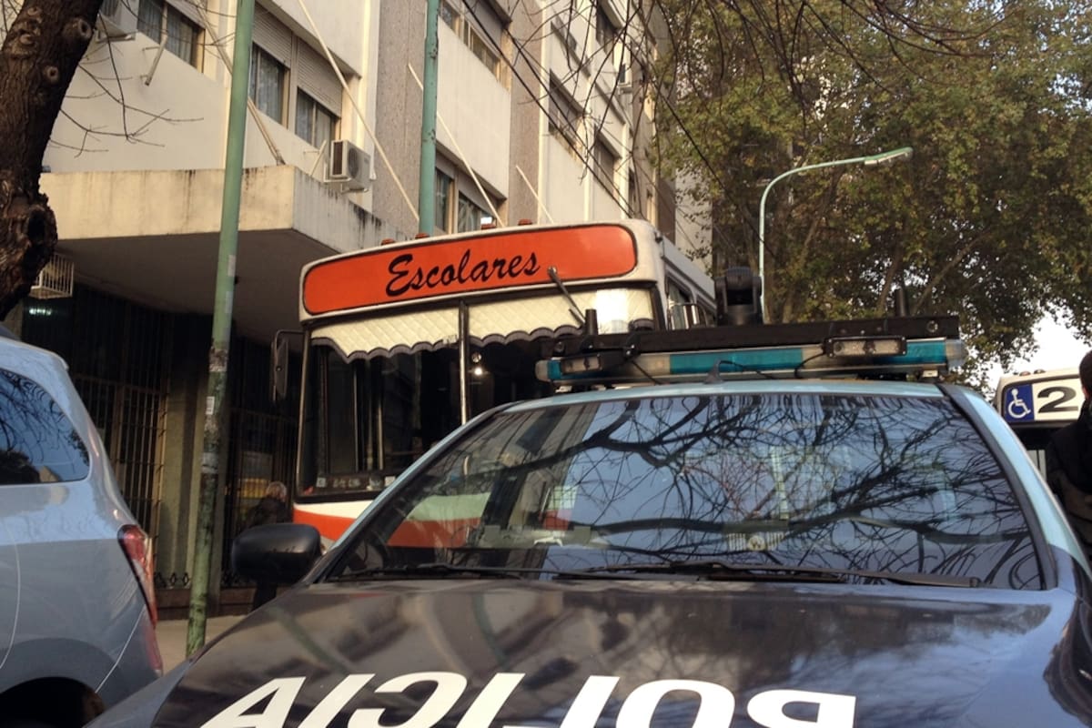 Chocó un micro escolar en la puerta del colegio Dámaso Centeno