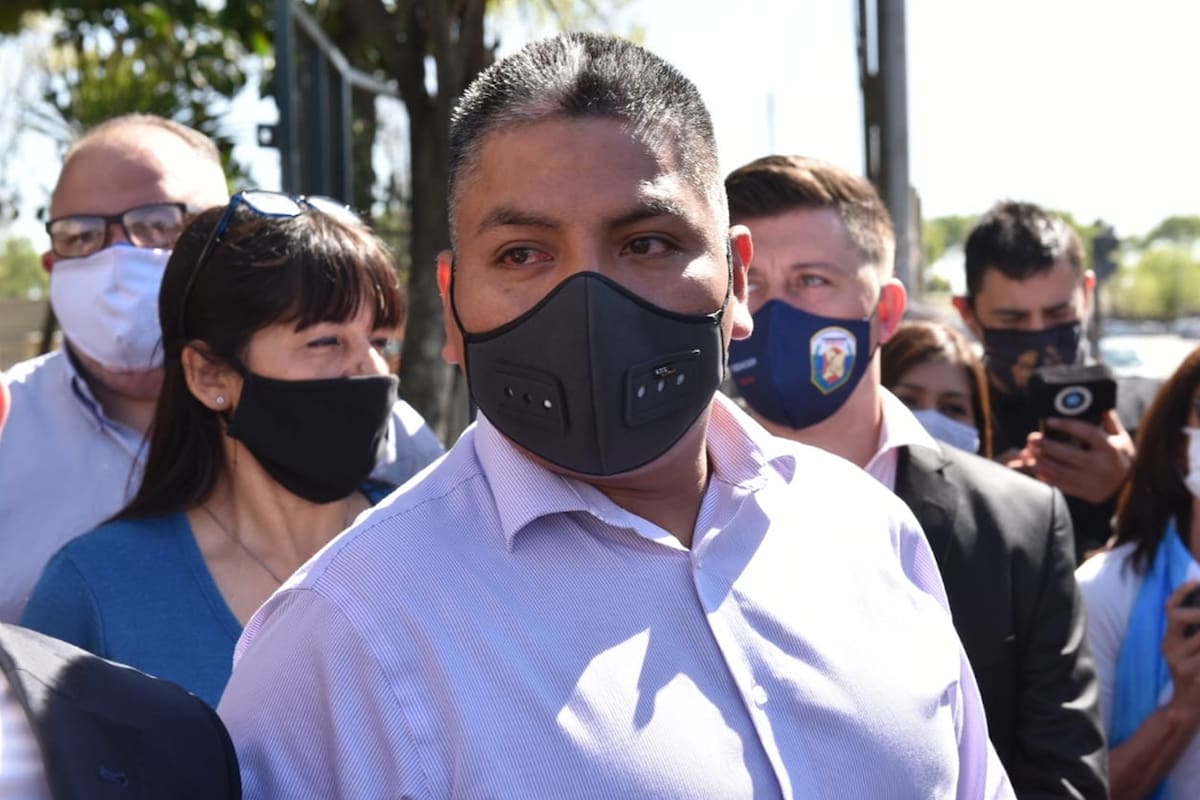 Chocobar al llegar a comodoro Py junto a su abogado, gente se manifiesta en la puerta de los tribunales para apoyar al policía