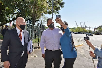 El abogado Fernando Soto, Luis Chocobar y una persona que le pide una selfie